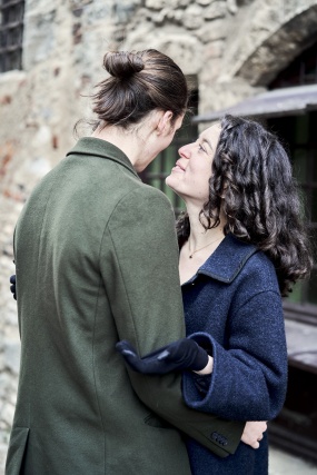 情侣面对面拥抱的图片